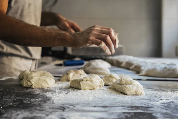 Bakker brood voorbereiding. Close up van handen kneden van deeg. — Stockfoto