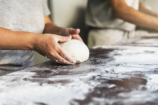 Baker preparando pão. Close up de mãos amassar massa de farinha . — Fotografia de Stock