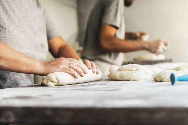 Baker przygotowanie chleba. Zbliżenie na ręce wyrabiania ciasta. — Zdjęcie stockowe