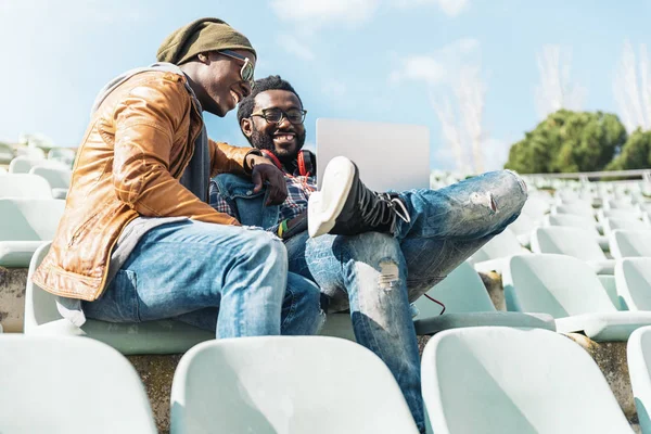 Dois amigos de raça negra se divertindo com laptop . — Fotografia de Stock