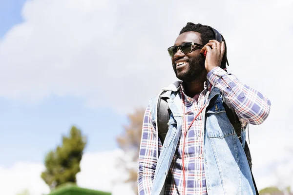 Африканський молодий чоловік слухає музику . — стокове фото