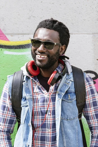 Potret seorang pria kulit hitam tersenyum. — Stok Foto