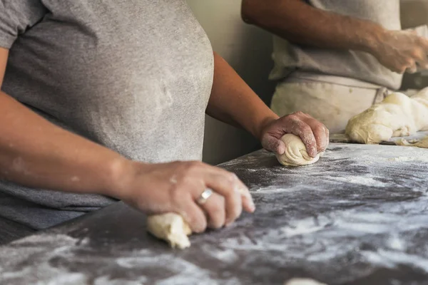 Baker, přípravu chleba. Detailní záběr rukou hnětení těsta. — Stock fotografie