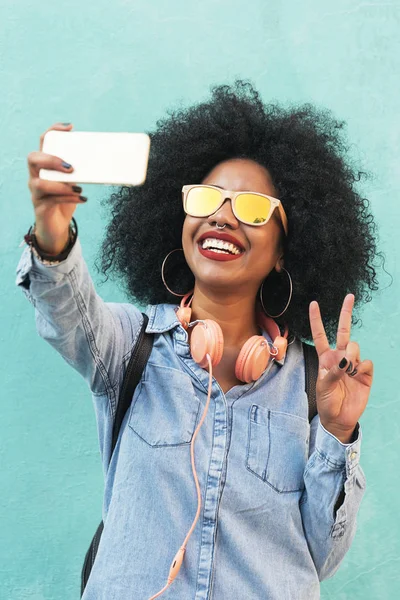 Autoritratto di bella giovane donna afro americana fare peac — Foto Stock