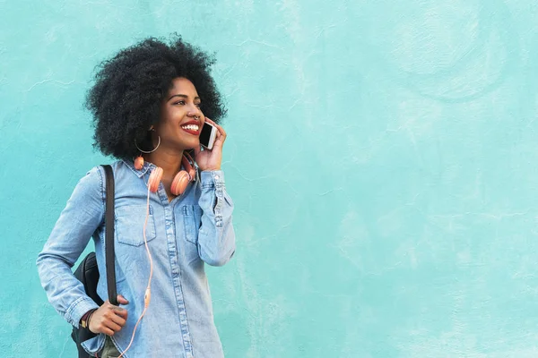 Bella donna afro americana che utilizza il cellulare in strada . — Foto Stock