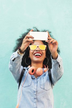 Güzel genç afro Amerikalı kadının kendi kendine portre.