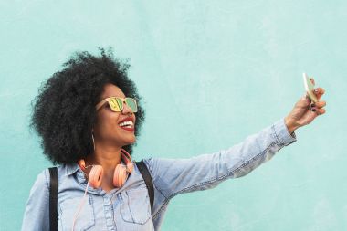 Güzel genç afro Amerikalı kadının kendi kendine portre.