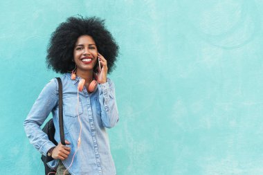 Güzel afro Amerikalı kadın onun hareket eden kullanma.