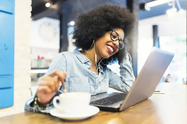 Όμορφη afro Αμερικανός γυναίκα χρησιμοποιώντας κινητό και φορητό υπολογιστή στο το cof — Φωτογραφία Αρχείου