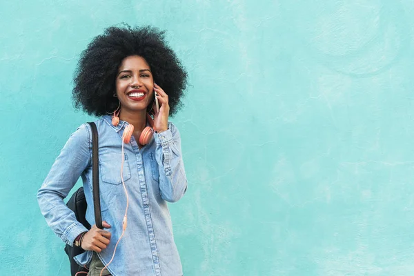 Güzel afro Amerikalı kadın onun hareket eden kullanma.