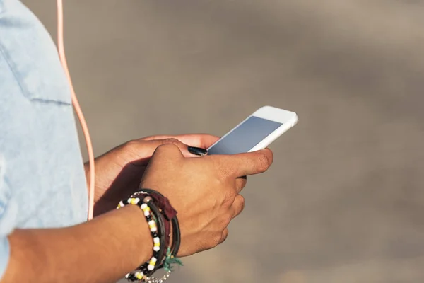 Primer plano de la mujer usando el móvil en la calle . — Foto de Stock