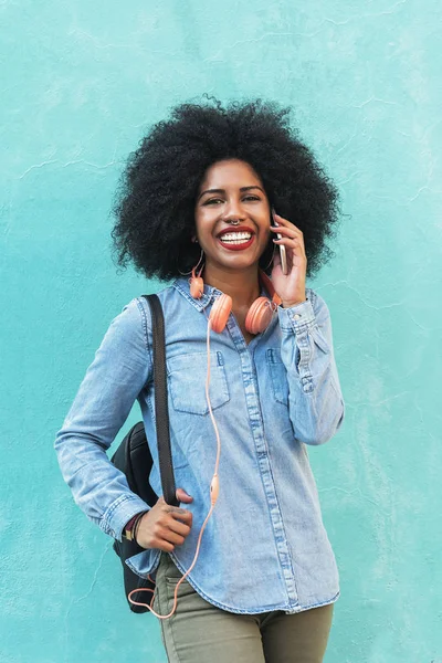 Güzel afro Amerikalı kadın sokakta onun hareket eden kullanma.