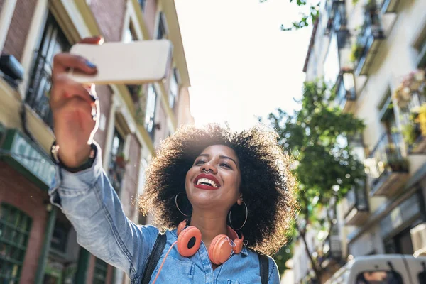 Güzel genç afro Amerikalı kadının kendi kendine portre.