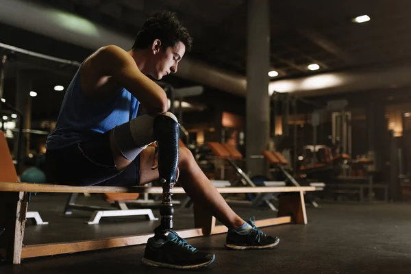 Porträtt av funktionshindrade ung i gymmet. — Stockfoto