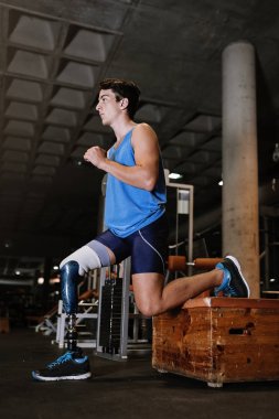 Spor salonunda eğitim genç adam devre dışı