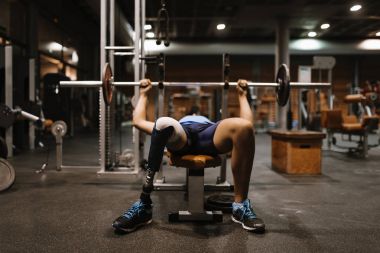 Spor salonunda eğitim genç adam devre dışı