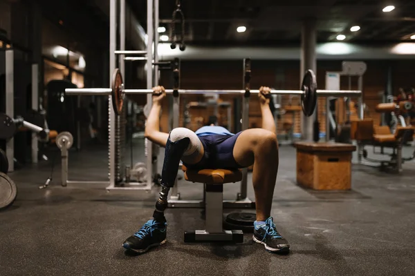 Handicap ung mand uddannelse i gymnastiksalen - Stock-foto