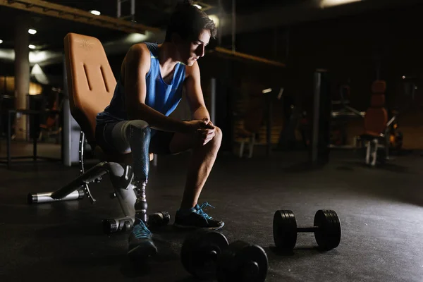 Retrato de un joven discapacitado en el gimnasio . — Foto de Stock