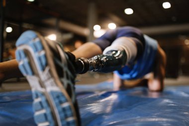Spor salonunda eğitim genç adam devre dışı