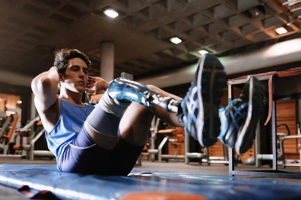 Uitgeschakeld jongeman training in de sportschool — Stockfoto