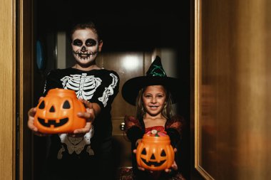 Mutlu çocuk kılığına girmiş söyleyerek hile ya da tedavi.