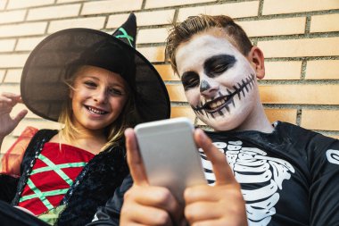 Mutlu çocuk cep telefonuyla sokağın ortasında gizlenmiş.