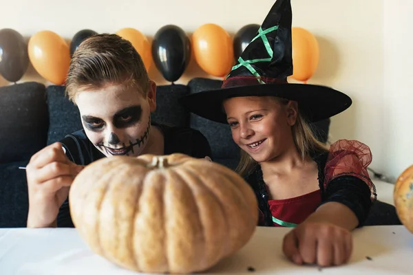 Mutlu çocuk kılığına girmiş bir kabak evde dekorasyon.