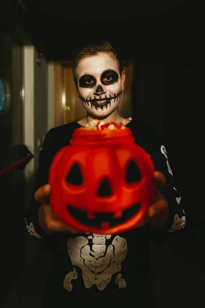 Retrato de niño disfrazado de esqueleto diciendo truco o trato . — Foto de Stock