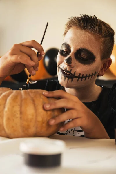 カボチャ自宅を飾る幸せな少年. ストック画像