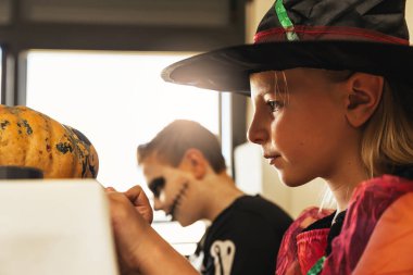 Mutlu çocuk kılığına girmiş bir kabak evde dekorasyon.