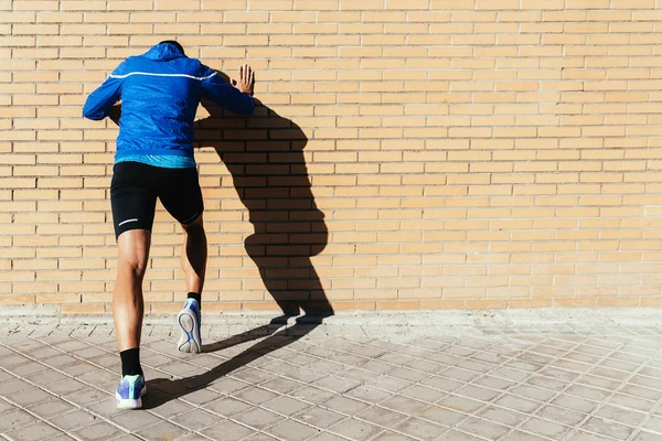 Yakışıklı adam şehirde germe.