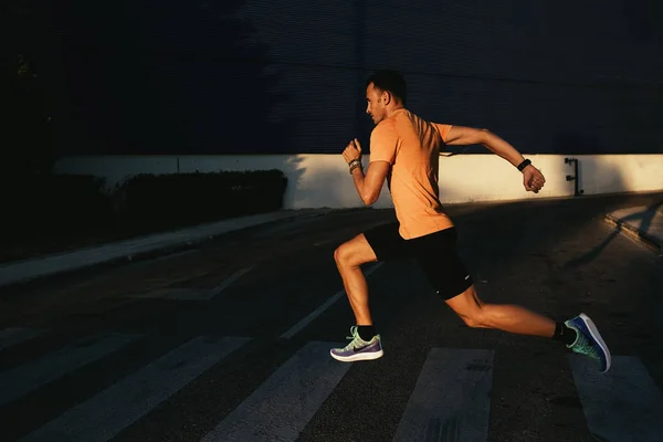 Hombre guapo corriendo en la ciudad. —  Fotos de Stock