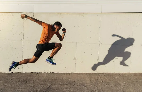 Hombre guapo corriendo en la ciudad. —  Fotos de Stock