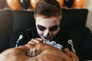 Mutlu çocuk kılığına girmiş bir kabak evde dekorasyon.