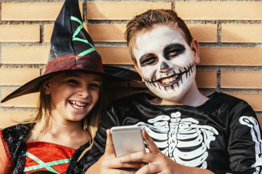 Mutlu çocuk cep telefonuyla sokağın ortasında gizlenmiş.