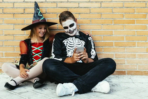 Mutlu çocuk cep telefonuyla sokağın ortasında gizlenmiş.