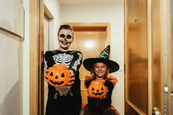 Niños felices disfrazados diciendo truco o trato . —  Fotos de Stock