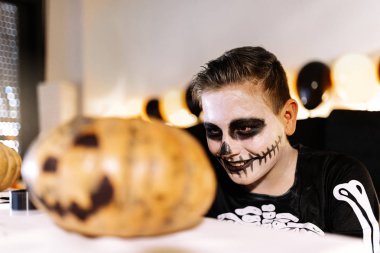 Mutlu çocuk kılığına girmiş bir kabak evde dekorasyon.