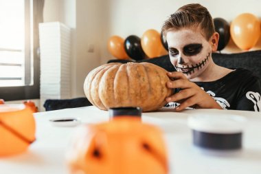 Mutlu çocuk kılığına girmiş bir kabak evde dekorasyon.