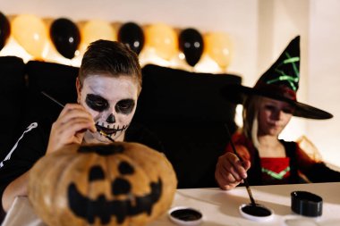 Mutlu çocuk kılığına girmiş bir kabak evde dekorasyon.