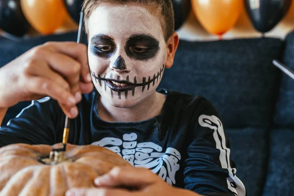 Mutlu çocuk kılığına girmiş bir kabak evde dekorasyon.