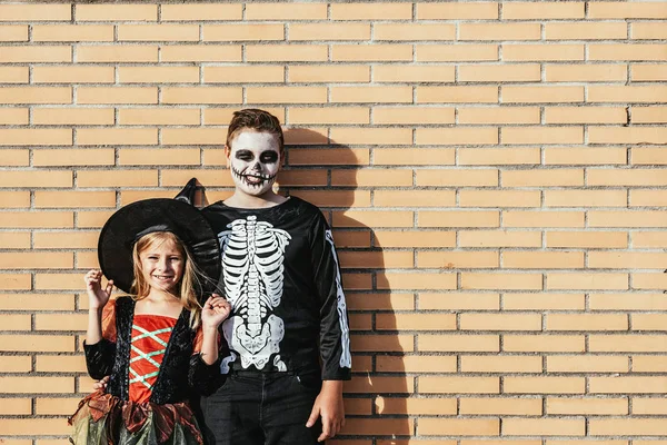 Retrato de niños disfrazados en la calle . — Foto de Stock