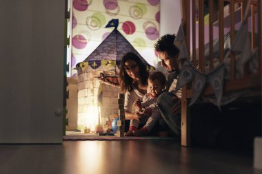 Anne oğlu ile evde oynarken zevk.