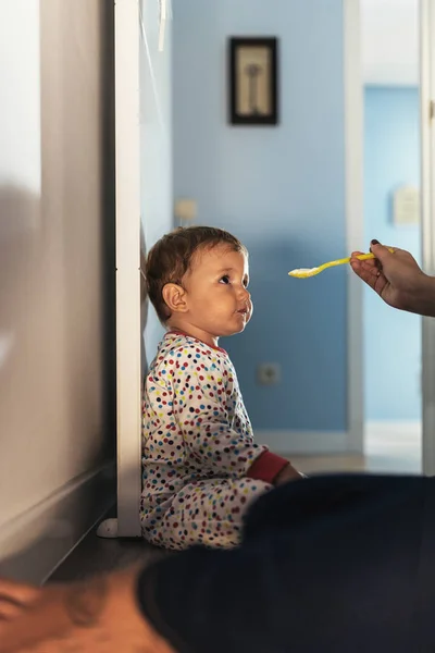 Niño comiendo puré con una cuchara . — Foto de Stock