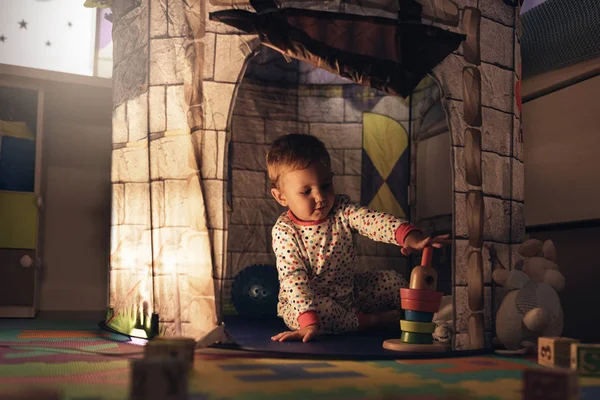 Niño jugando en el castillo de juguete en casa . — Foto de Stock