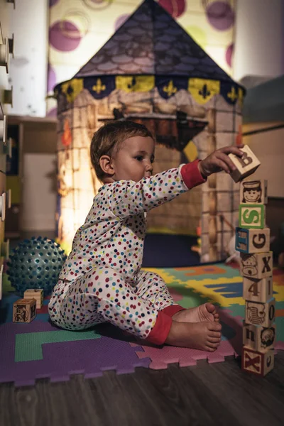Niño pequeño con bloques de juguetes en casa . — Foto de Stock