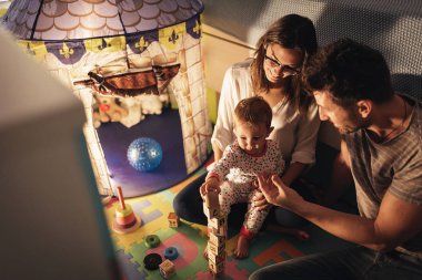 Anne oğlu ile evde oynarken zevk.