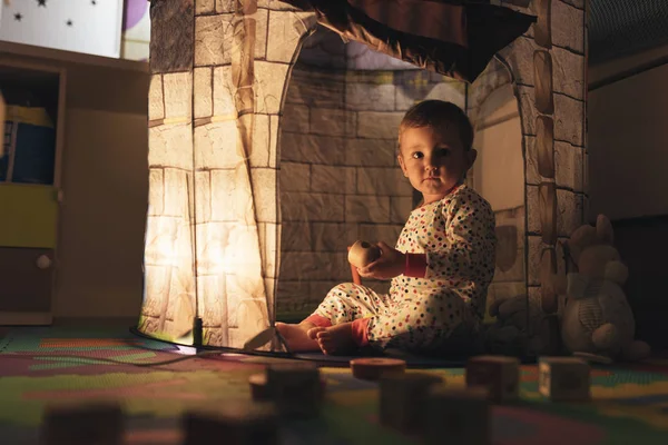 Niño jugando en el castillo de juguete en casa . — Foto de Stock