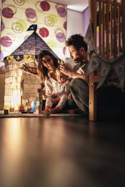 Anne oğlu ile evde oynarken zevk.