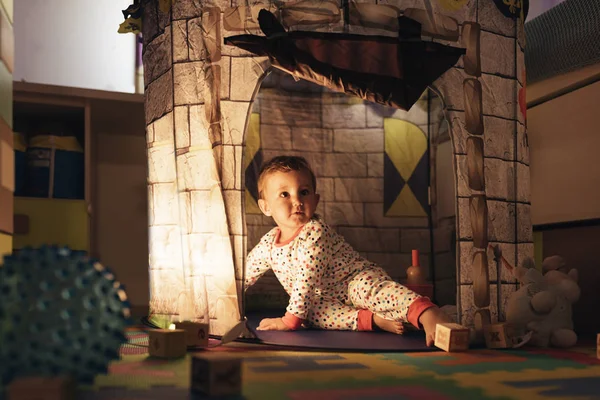 Niño jugando en el castillo de juguete en casa . — Foto de Stock